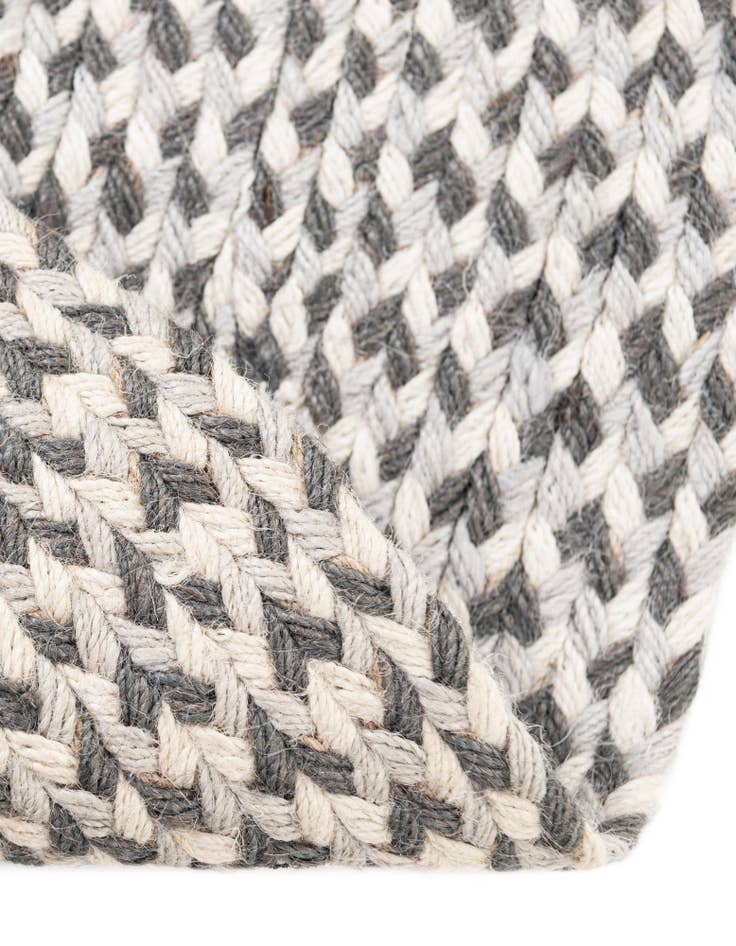 Detail image of 7' 10 x 7' 10  Hand Tweed Braided Jute Round Rug
