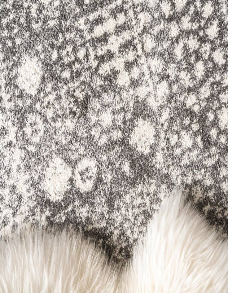 Detail image of 8' x 8' Venice Round Rug