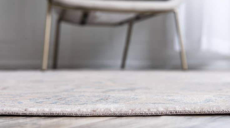 Detail image of 6' x 6' Victoria Round Rug