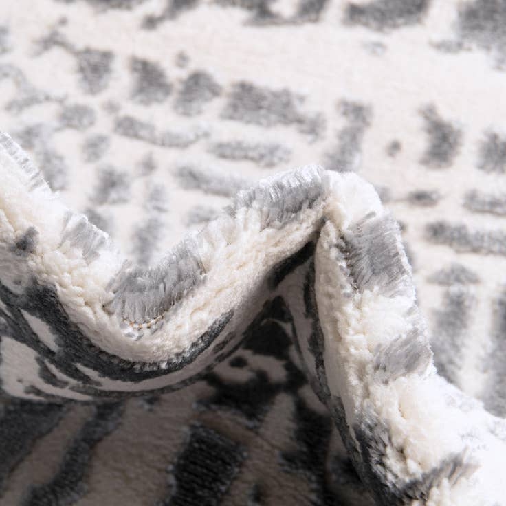 Detail image of 4' x 4' Vince Camuto Round Rug
