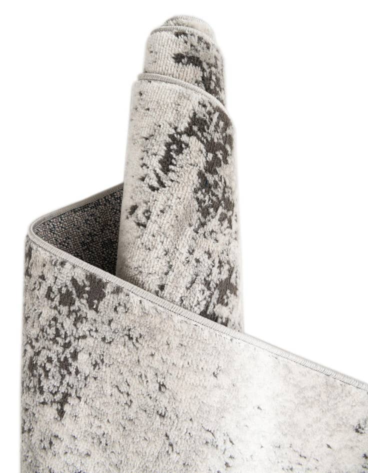 Detail image of 2' 7 x 10' Leipzig Runner Rug