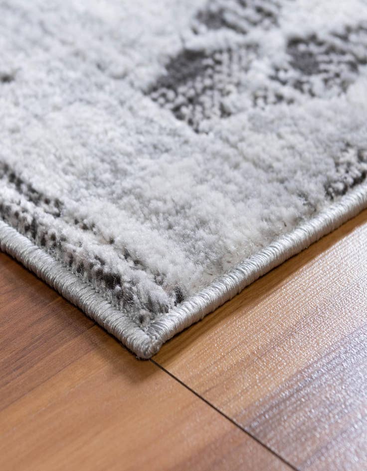 Detail image of 2' 2 x 6' Leipzig Runner Rug