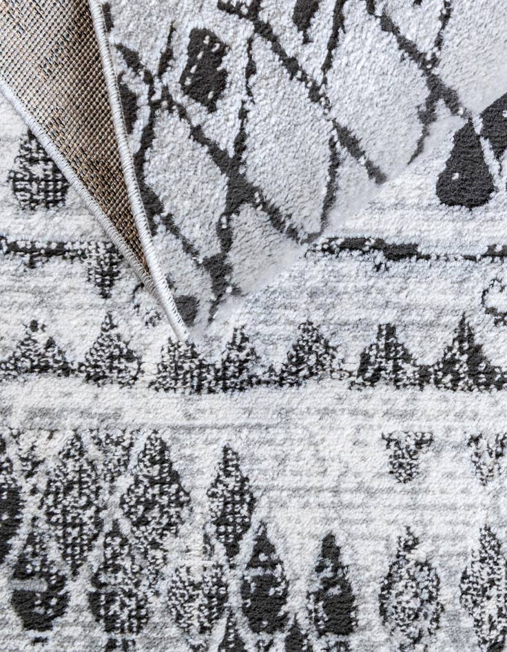 Detail image of 2' 2 x 6' Leipzig Runner Rug