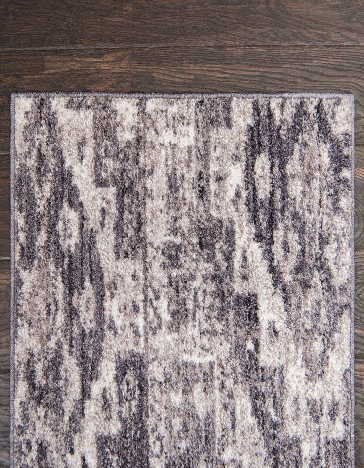 Detail image of 2' 7 x 8' 2 Madrid Runner Rug