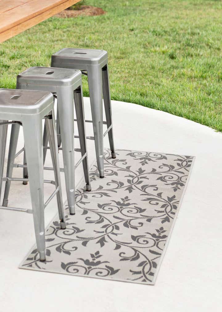 2' 2 x 6' Easy-Clean Botanical Indoor / Outdoor Runner Rug