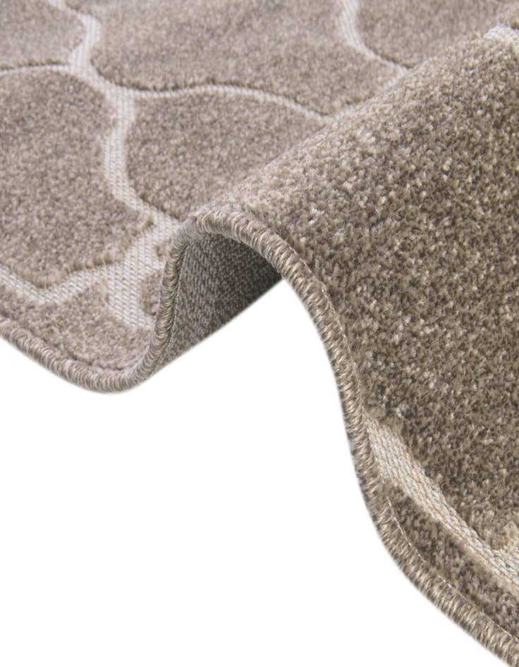 Detail image of 2' x 6' Easy-Clean Lattice Indoor / Outdoor Runner Rug