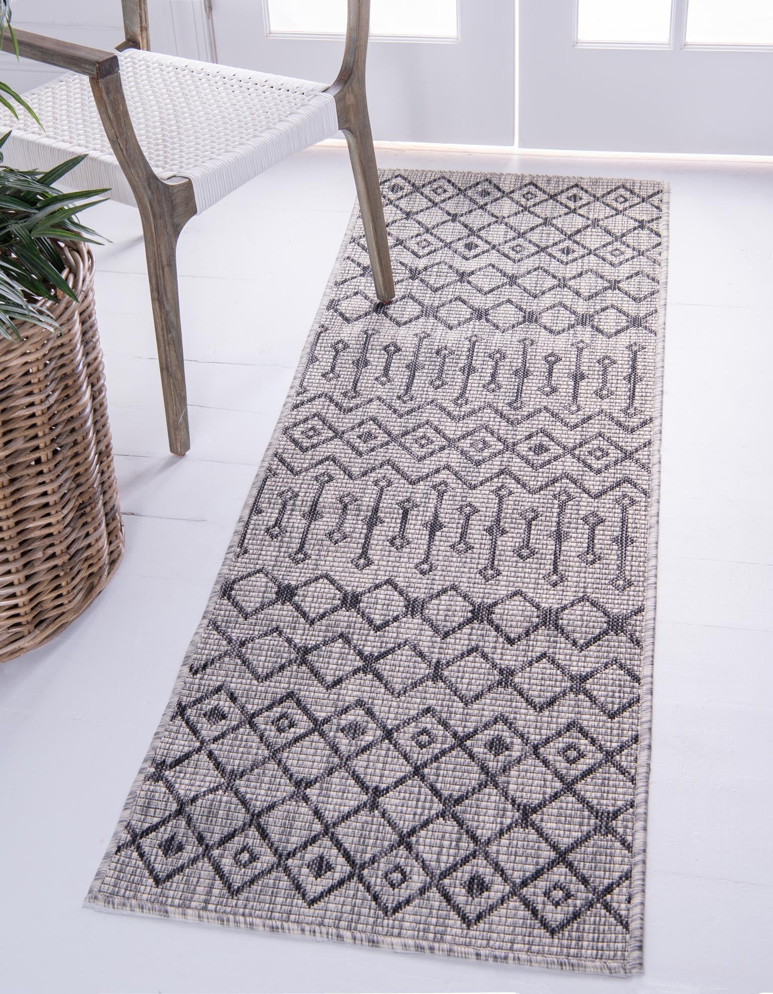 2' x 6' Easy-Clean Lattice Indoor / Outdoor Runner Rug