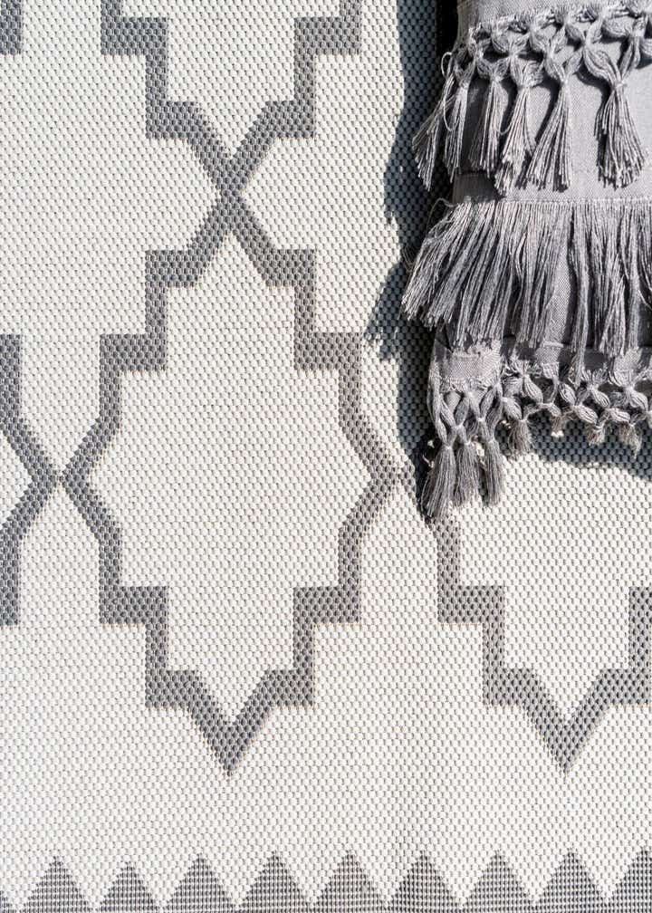 2' 2 x 6' Easy-Clean Trellis Indoor / Outdoor Runner Rug