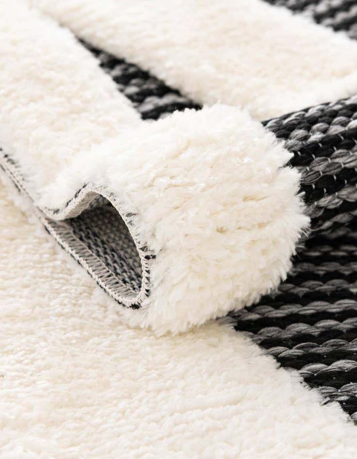 Detail image of 2' 7 x 8' Prismatic Runner Rug