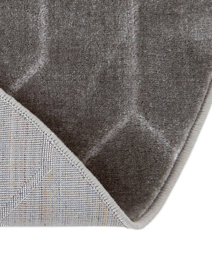 Detail image of 5' 3 x 8' Marilyn Monroe™ Glam Trellis Oval Rug
