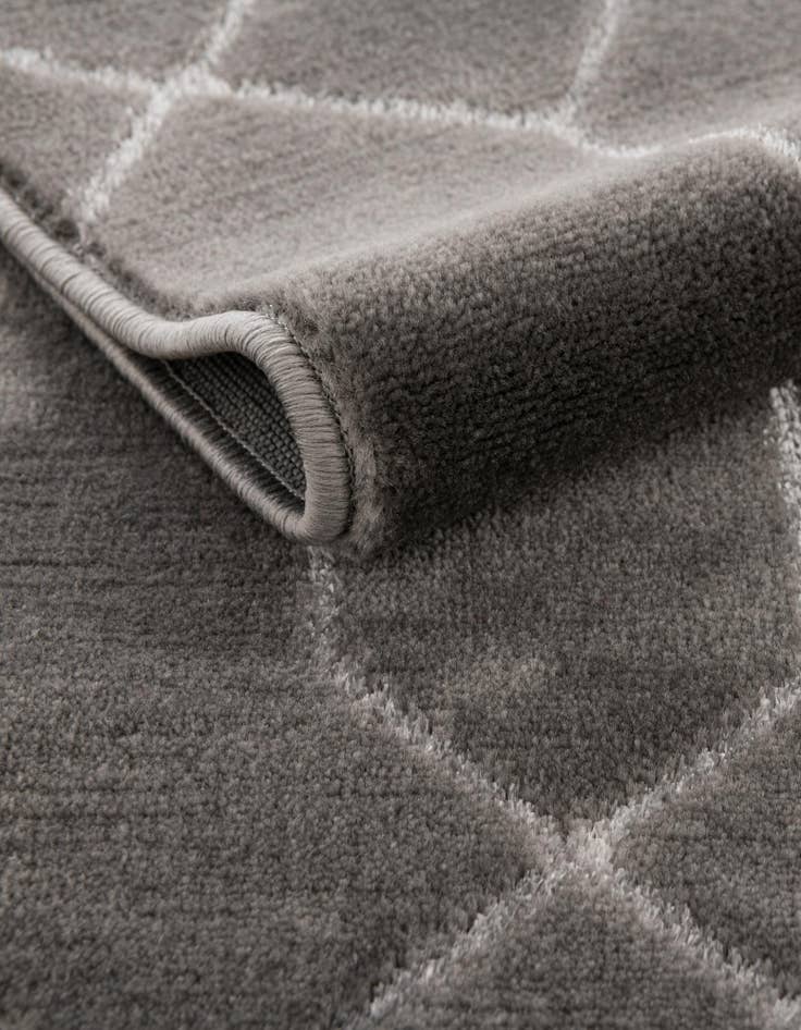 Detail image of 2' x 6'  Marilyn Monroe™ Glam Trellis Runner Rug