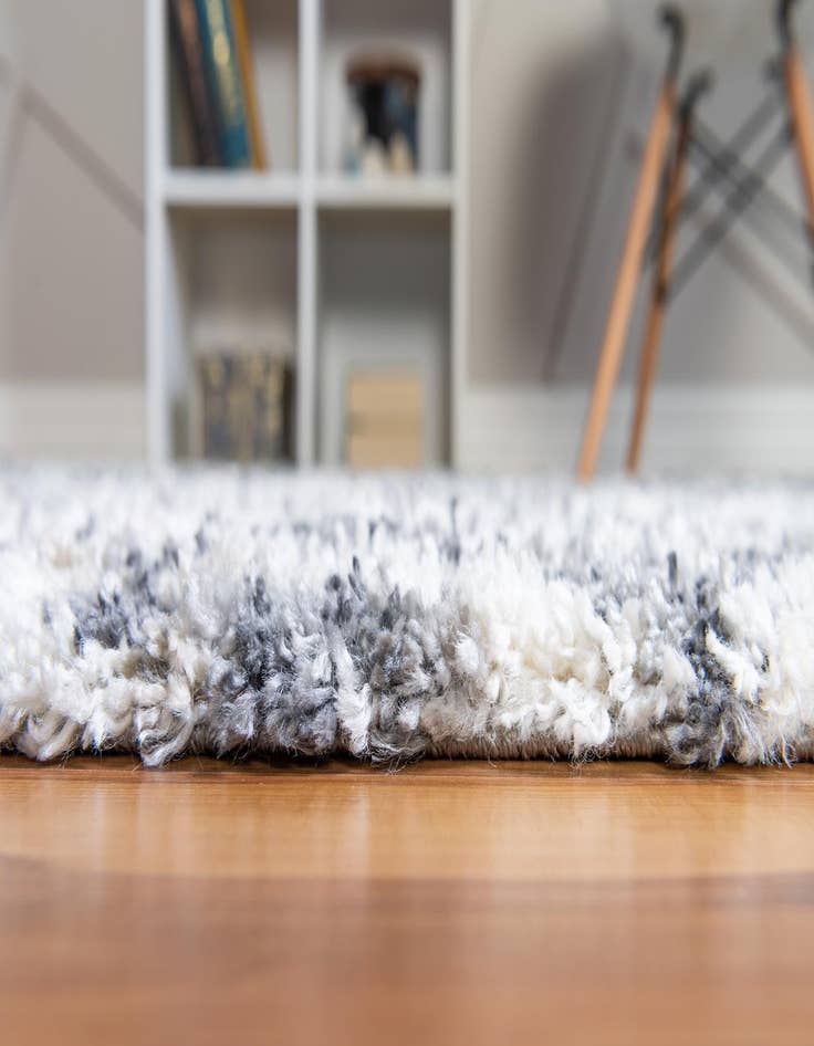 Detail image of 8' x 8' Lagom Shag Square Rug