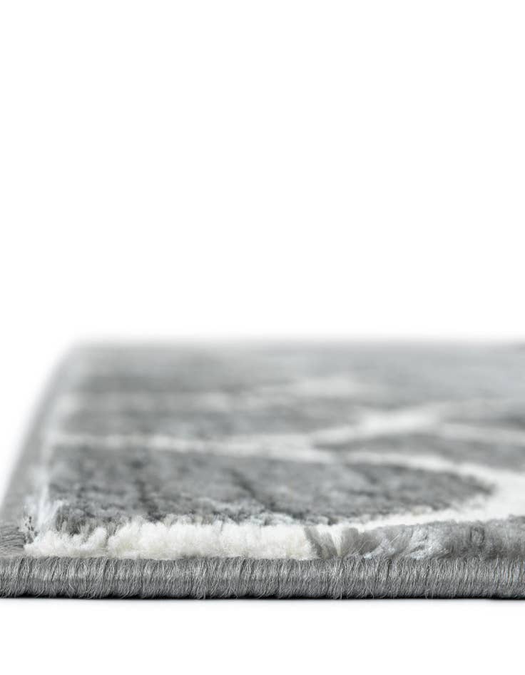 Detail image of 7' 10 x 7' 10 Lattice Trellis Square Rug