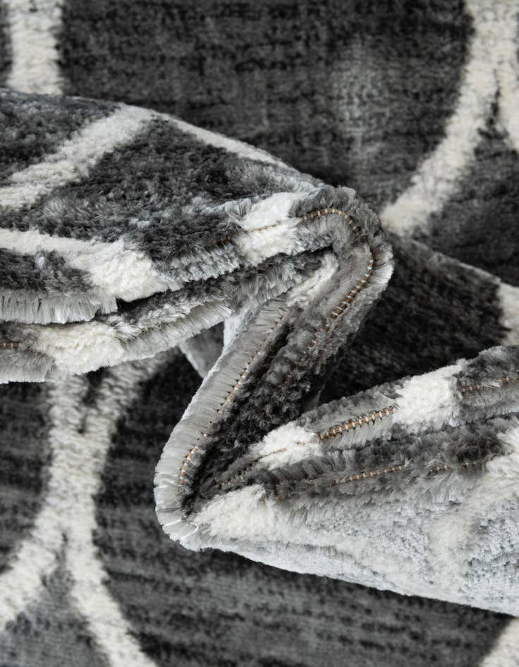Detail image of 7' 10 x 7' 10 Lattice Trellis Square Rug