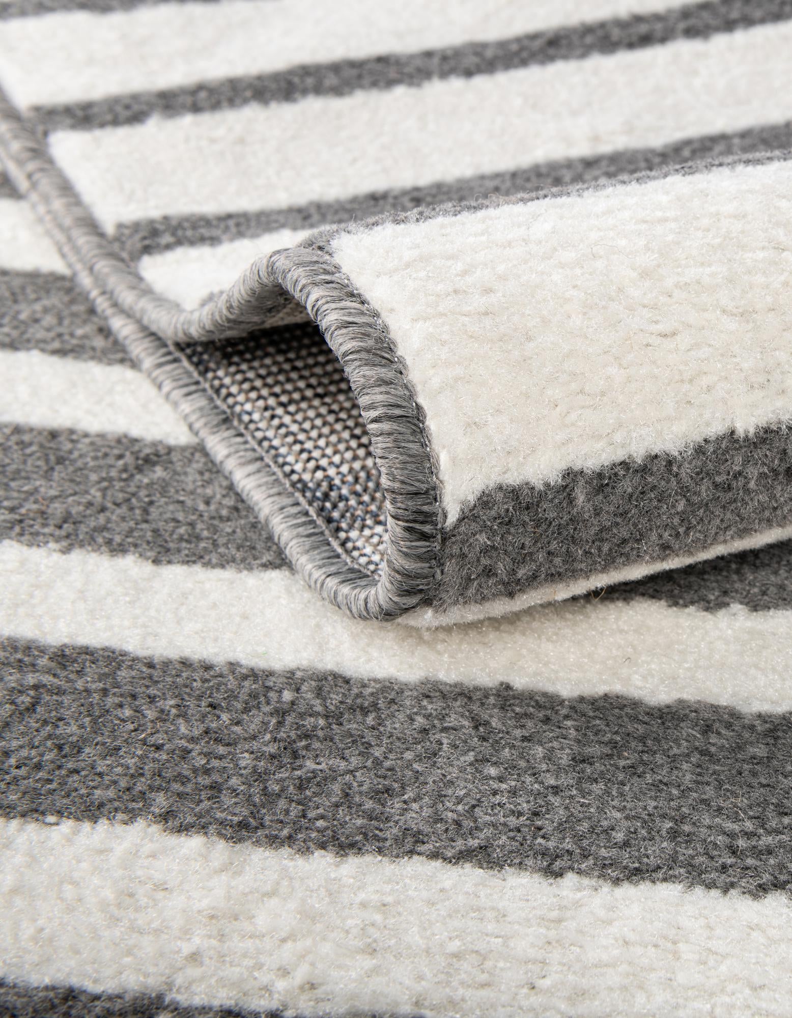 7' 10 x 7' 10 Oslo Square Rug