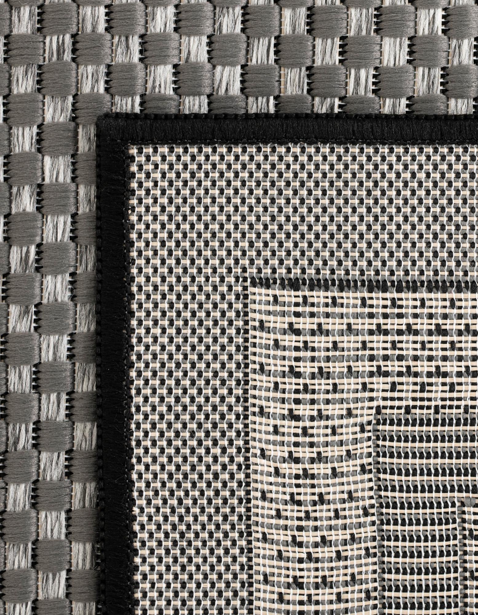 5' 3 x 5' 3 Easy-Clean Border Indoor / Outdoor Square Rug