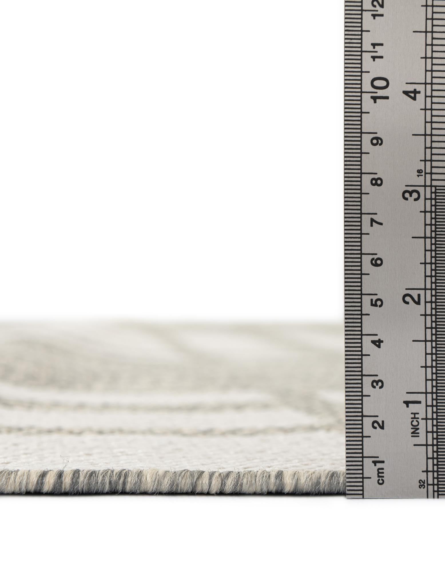 7' 10 x 7' 10 Easy-Clean Checkered Indoor / Outdoor Square Rug