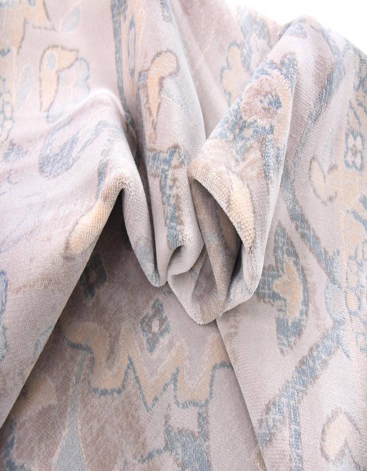 Detail image of 8' x 8' Victoria Square Rug