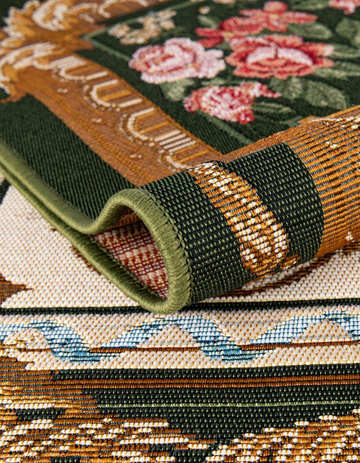 Detail image of 7' 10 x 7' 10  Washable Traditional Indoor / Outdoor Square Rug