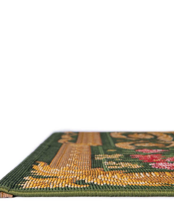 Detail image of 7' 10 x 7' 10  Washable Traditional Indoor / Outdoor Square Rug