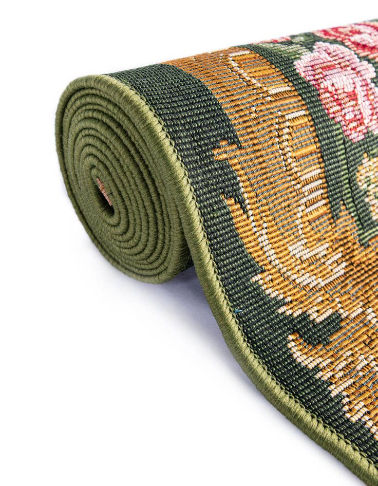 Detail image of 7' 10 x 7' 10  Washable Traditional Indoor / Outdoor Square Rug