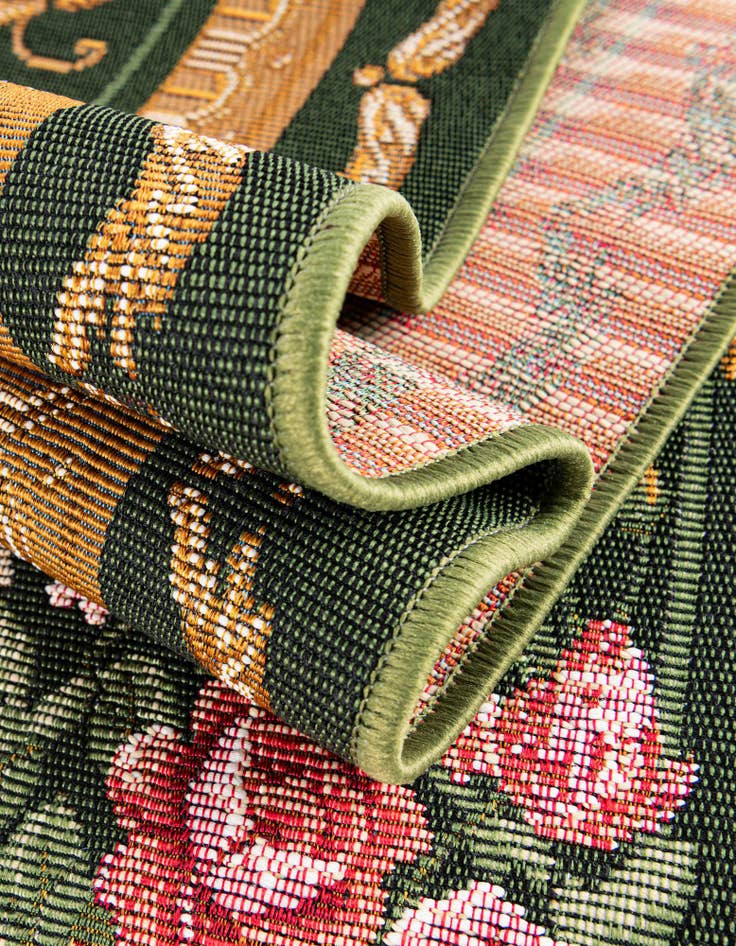 Detail image of 7' 10 x 7' 10  Washable Traditional Indoor / Outdoor Square Rug