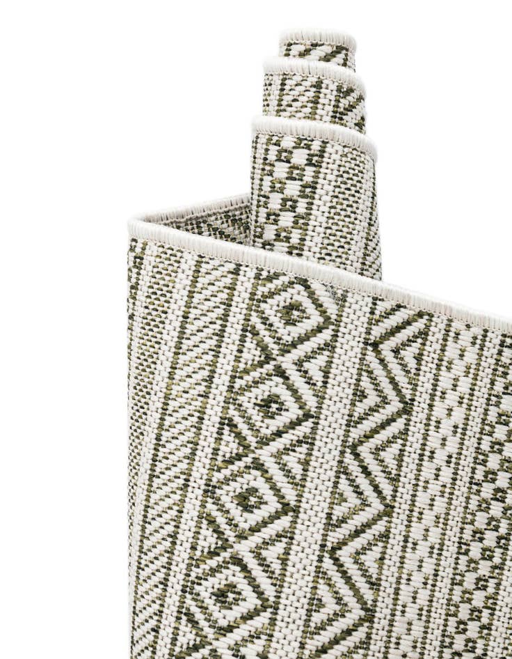 Detail image of 7' 10 x 7' 10 Washable Ribbon Indoor / Outdoor Octagon Rug