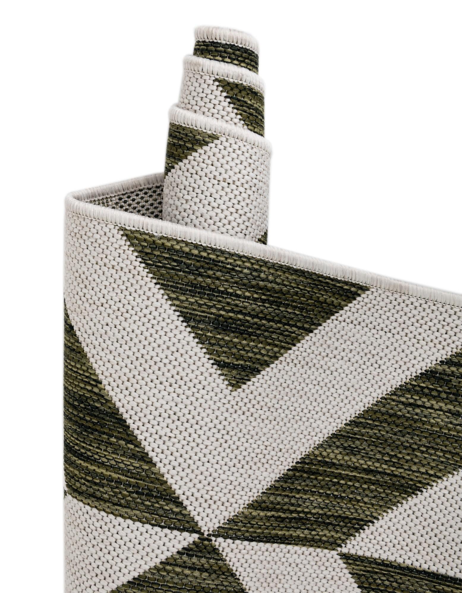 5' 3 x 8' Easy-Clean Jill Zarin Napa Indoor / Outdoor Oval Rug