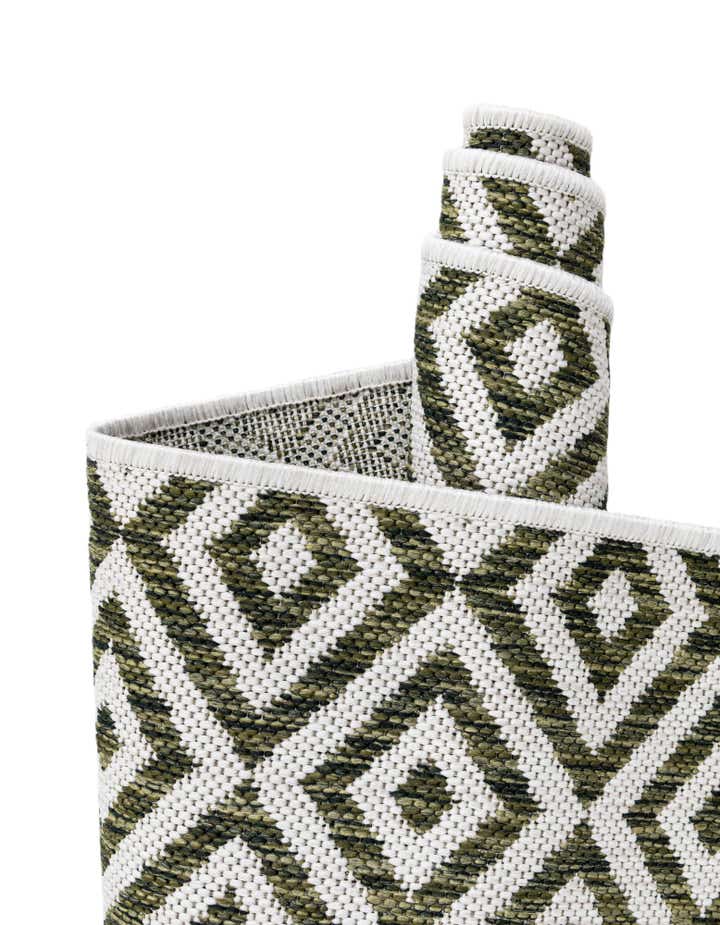 5' 3 x 8' Easy-Clean Jill Zarin Costa Rica Indoor / Outdoor Oval Rug