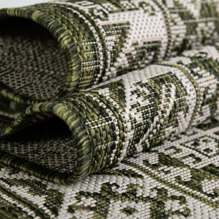 5' 3 x 8' Easy-Clean Aztec Indoor / Outdoor Oval Rug