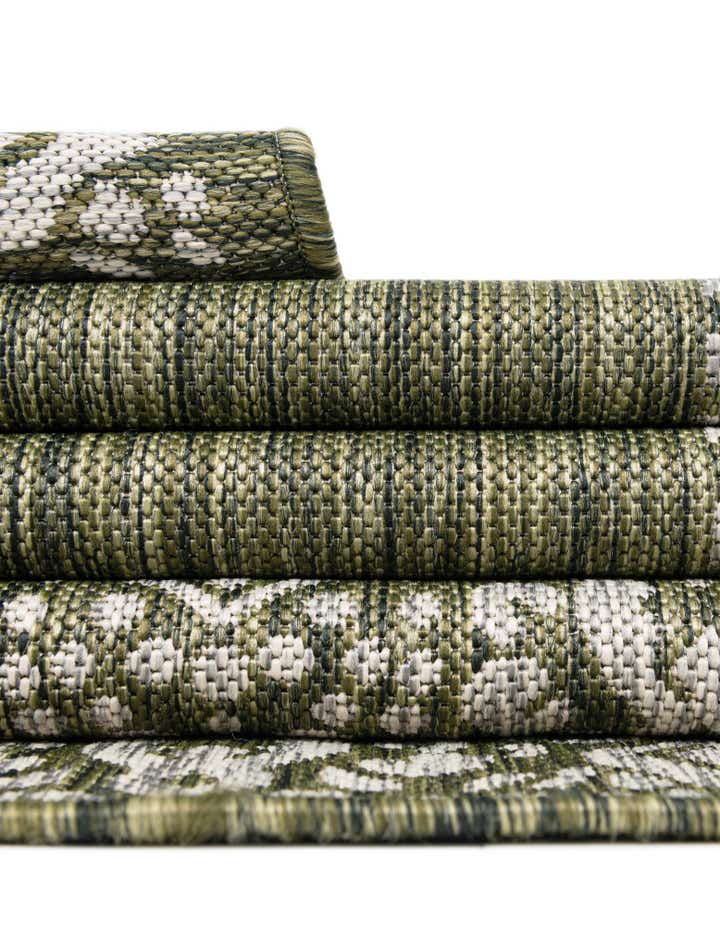 7' 10 x 10' Easy-Clean Border Indoor / Outdoor Oval Rug