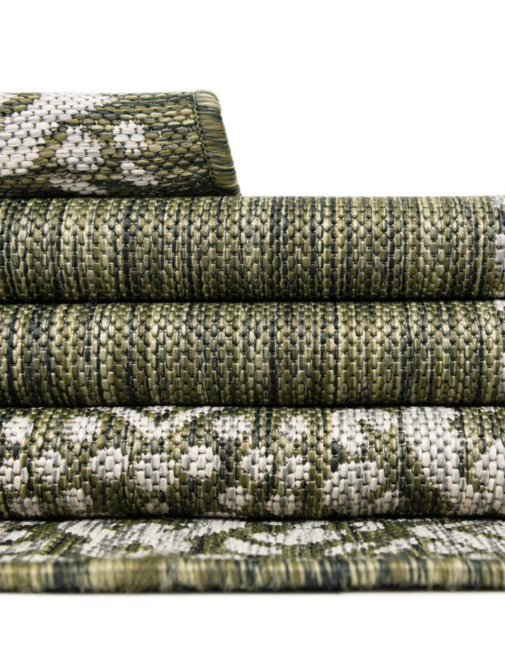 Detail image of 7' 10 x 10' Easy-Clean Border Indoor / Outdoor Oval Rug