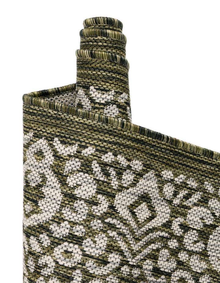 7' 10 x 10' Easy-Clean Border Indoor / Outdoor Oval Rug