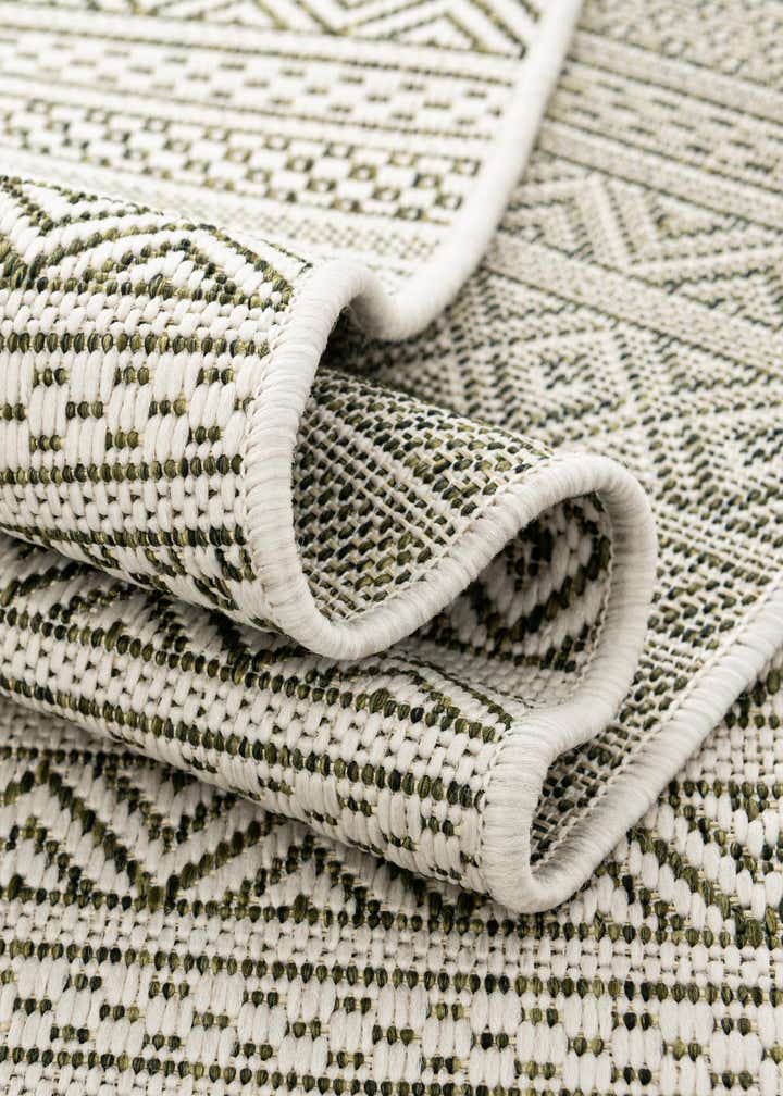 3' x 5' 3 Easy-Clean Ribbon Indoor / Outdoor Oval Rug