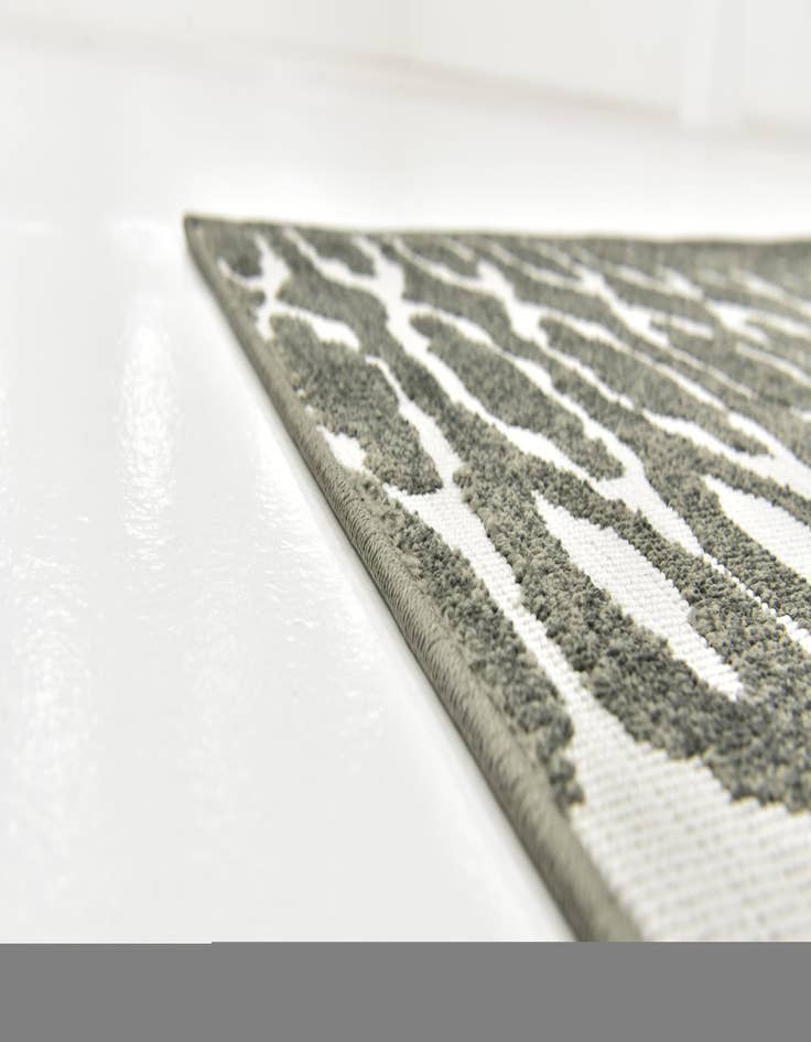 Detail image of 5' x 8' Marseille Rug