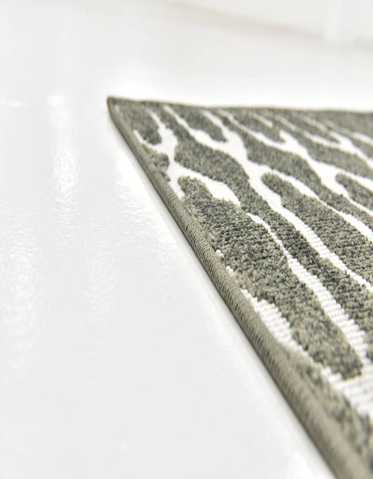 Detail image of 5' x 8' Marseille Rug