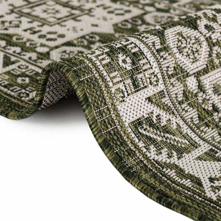 7' 10 x 11' Easy-Clean Aztec Indoor / Outdoor Rug