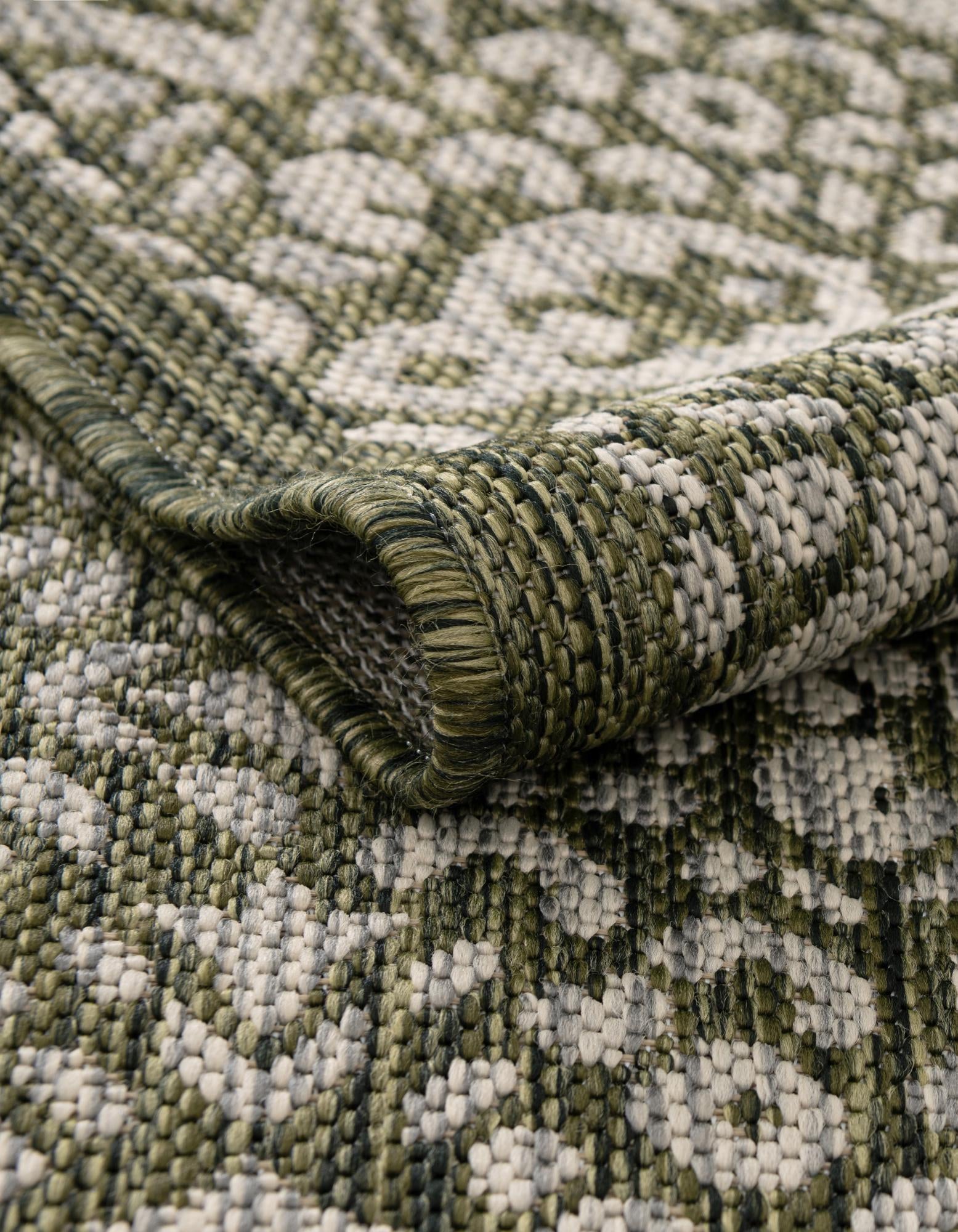 6' x 9' Easy-Clean Border Indoor / Outdoor Rug