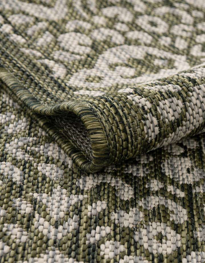 5' 3 x 8' Easy-Clean Border Indoor / Outdoor Rug