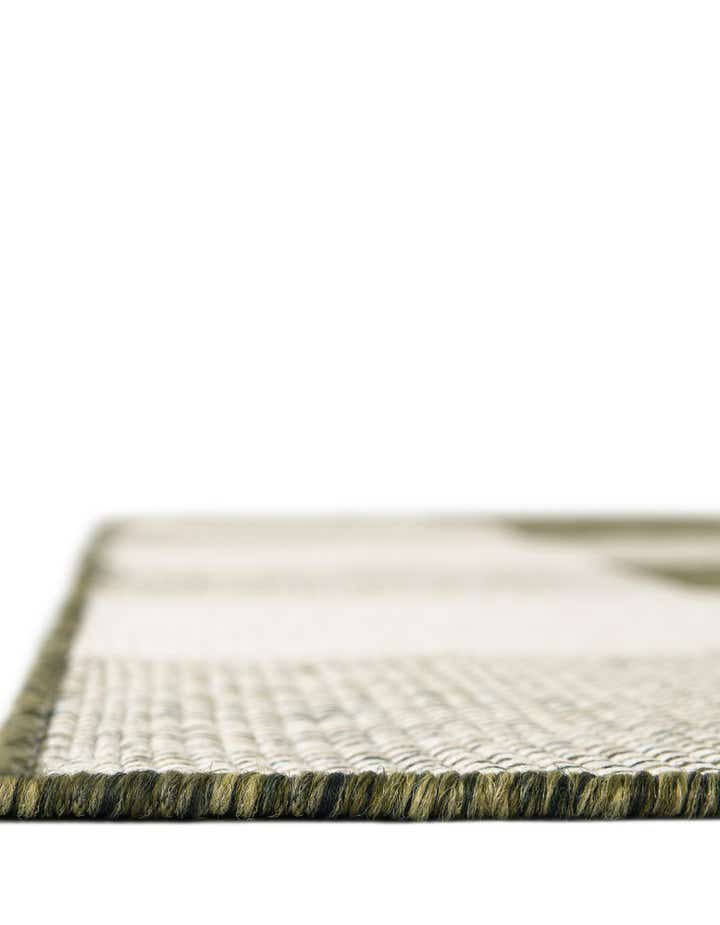 6' x 9' Easy-Clean Checkered Indoor / Outdoor Rug