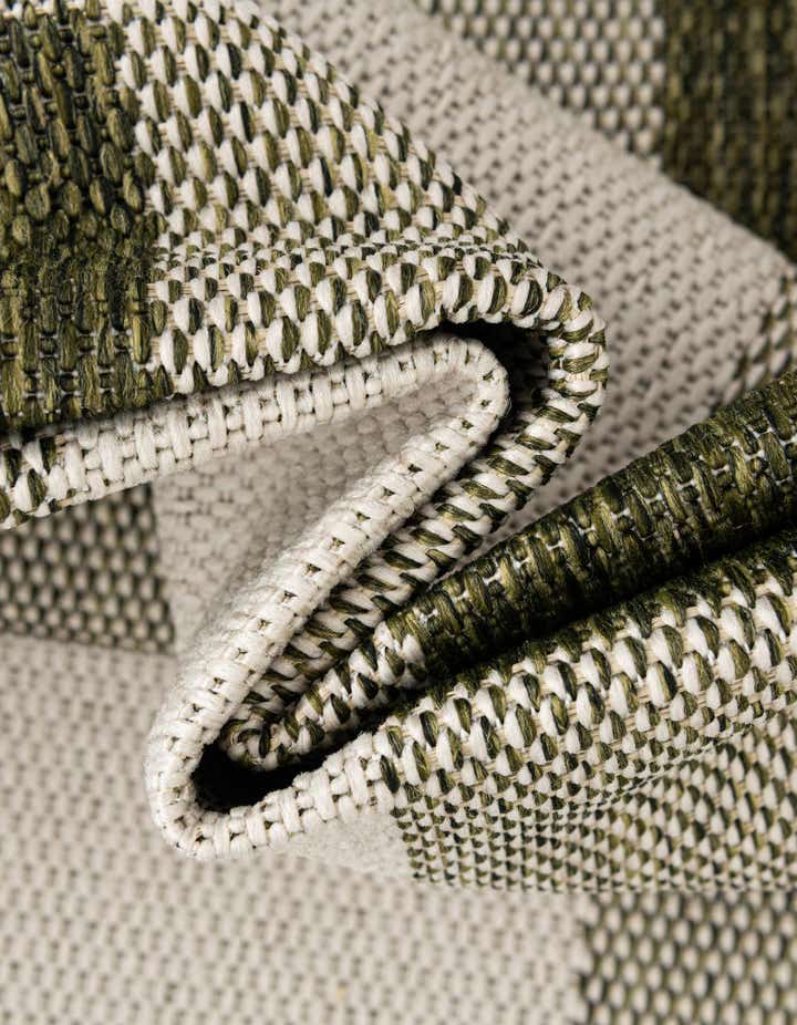 6' x 9' Easy-Clean Checkered Indoor / Outdoor Rug