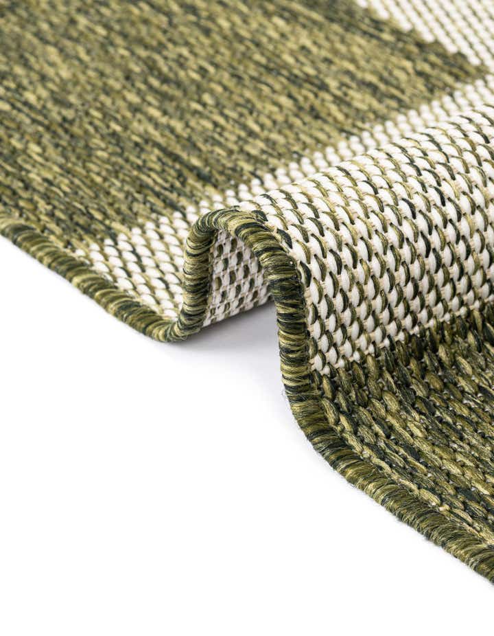 6' x 9' Easy-Clean Checkered Indoor / Outdoor Rug