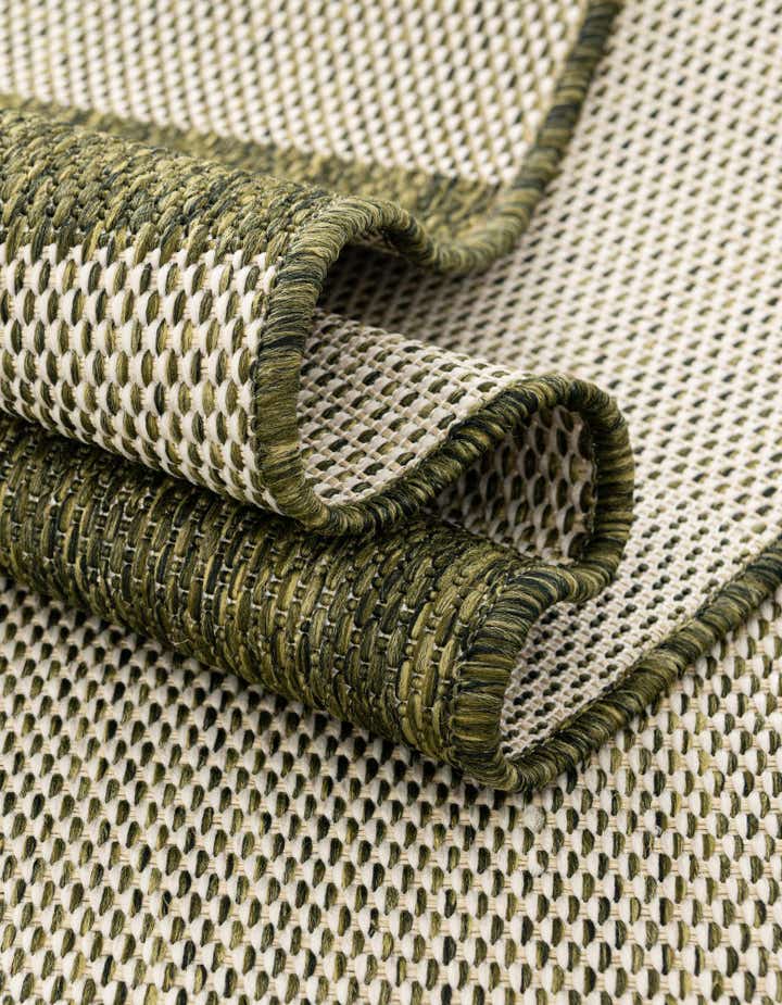 6' x 9' Easy-Clean Checkered Indoor / Outdoor Rug