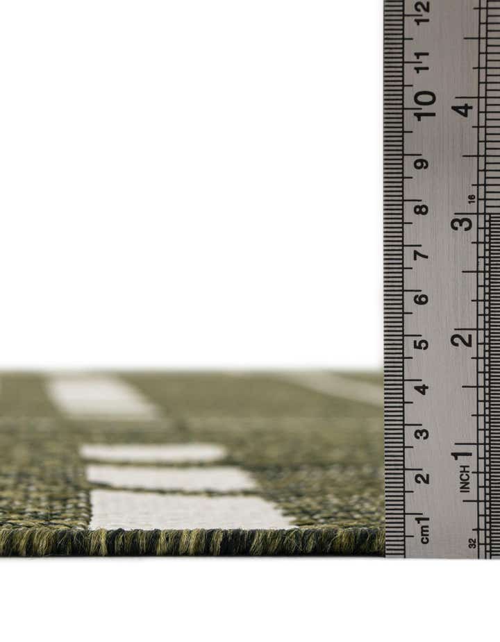 7' 10 x 10' Easy-Clean Checkered Indoor / Outdoor Rug