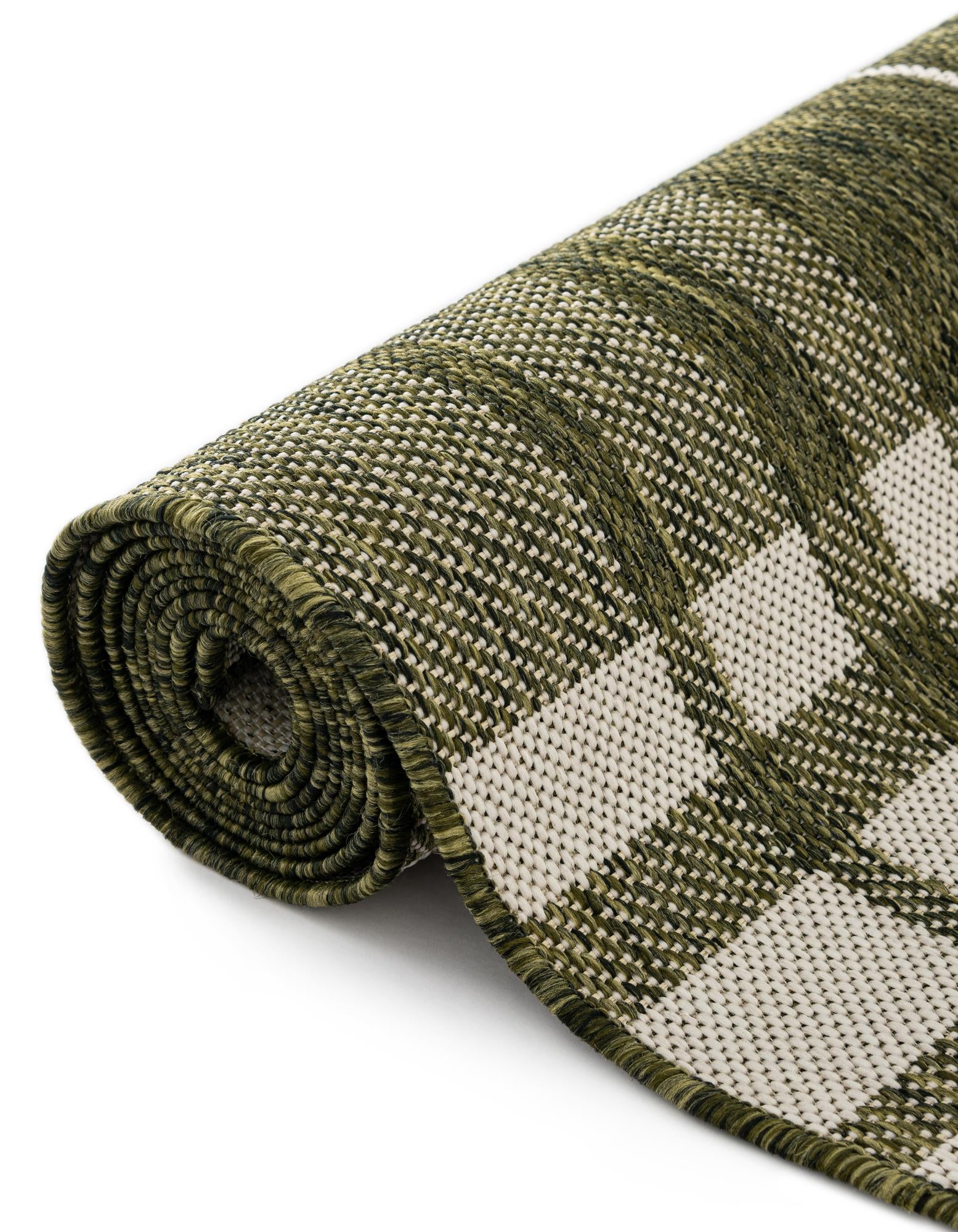 7' 10 x 10' Easy-Clean Checkered Indoor / Outdoor Rug