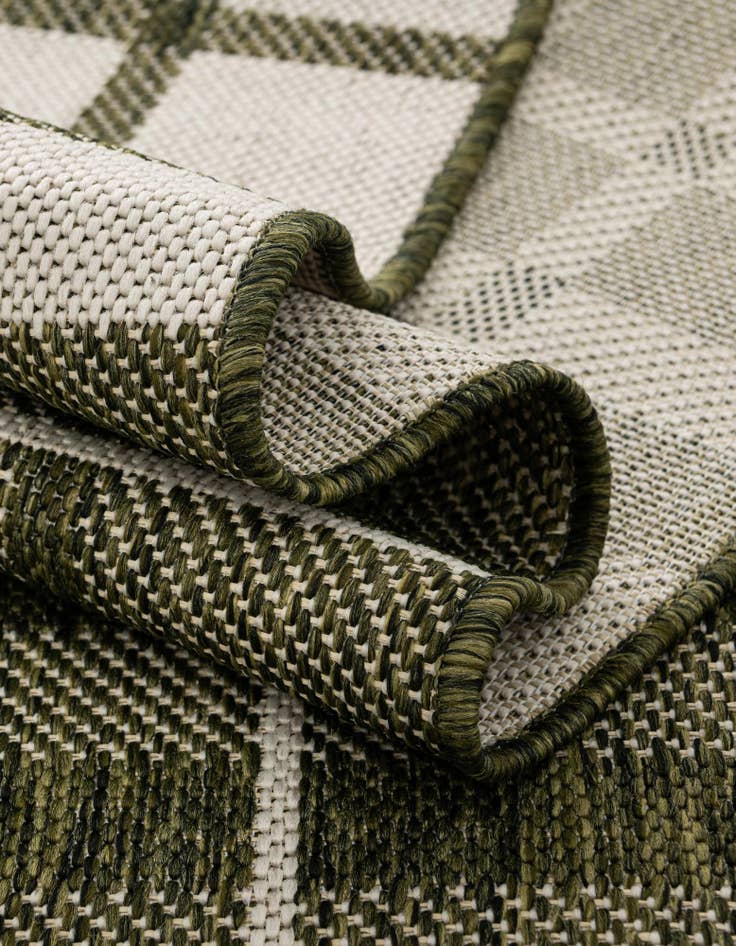 Detail image of 7' 10 x 10' Easy-Clean Checkered Indoor / Outdoor Rug