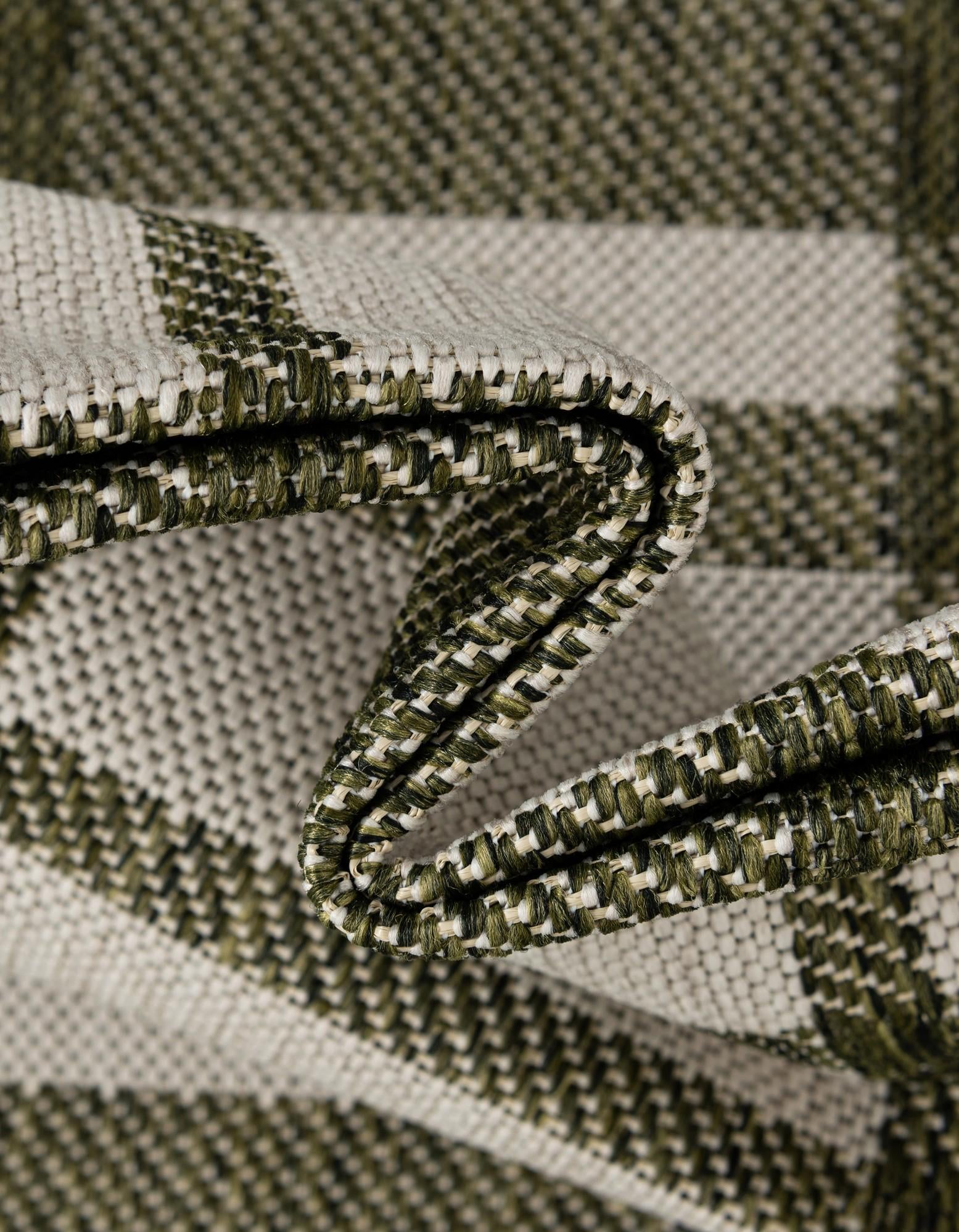 7' 10 x 10' Easy-Clean Checkered Indoor / Outdoor Rug