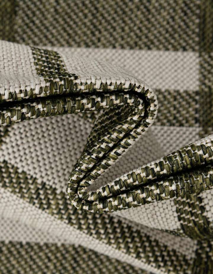 7' 10 x 10' Easy-Clean Checkered Indoor / Outdoor Rug