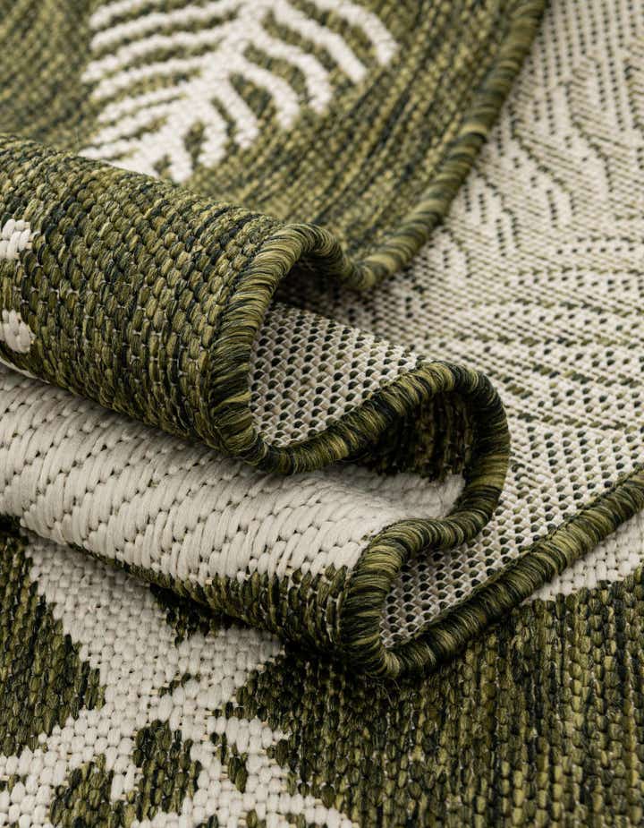 9' x 12' Easy-Clean Holiday Indoor / Outdoor Rug