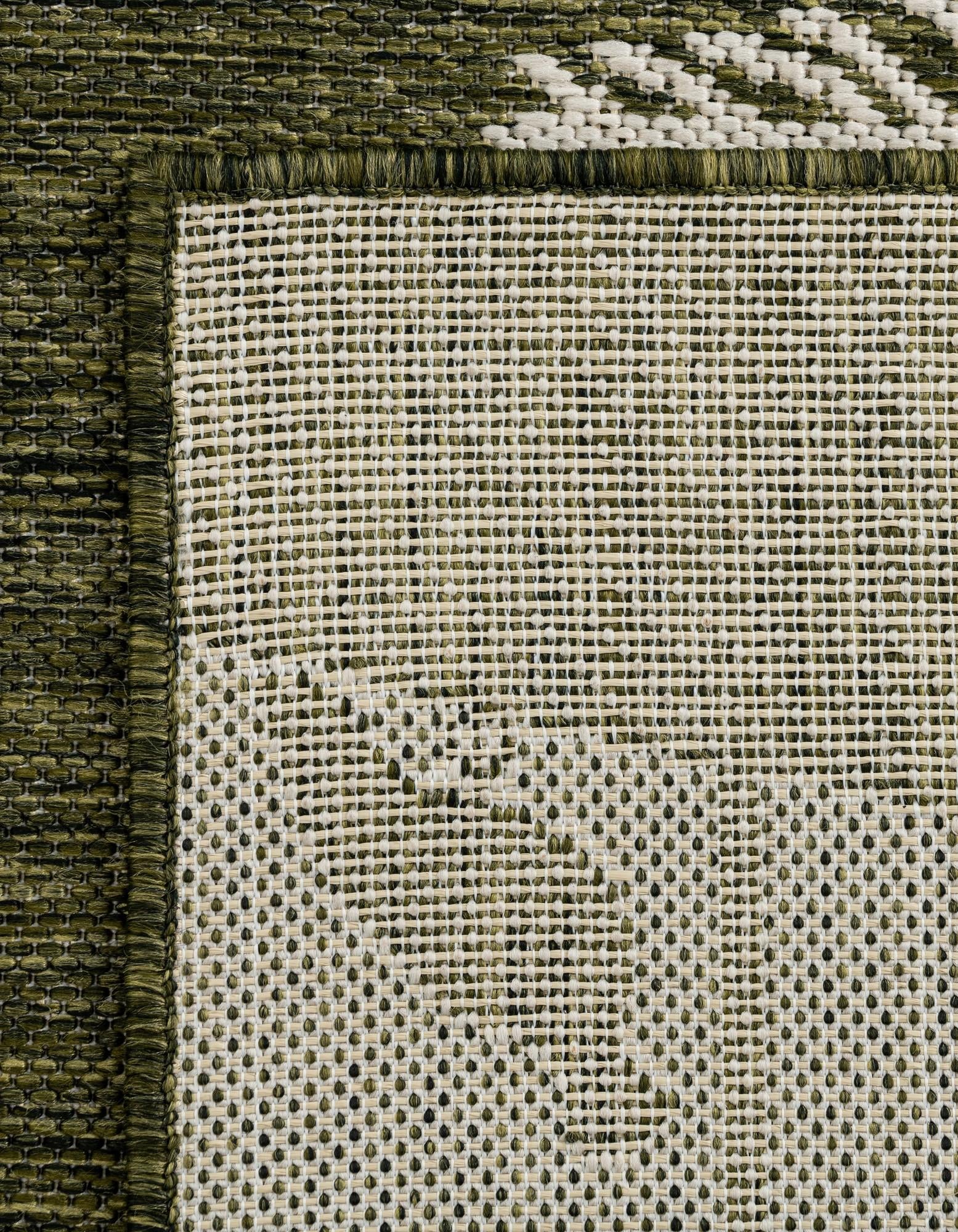 9' x 12' Easy-Clean Holiday Indoor / Outdoor Rug